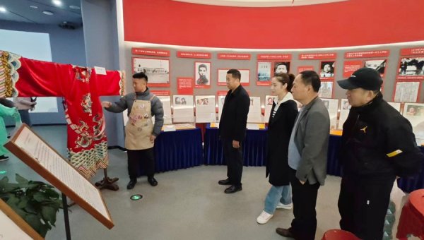 配资行业查询 盔帽戏服映时光，“藏·越”展让越剧记忆在此刻绽放